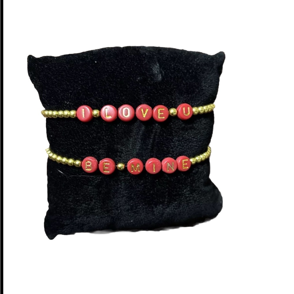 NWT “I LOVE U” And “BE MINE” Beaded Valentine Stretch Bracelet Set